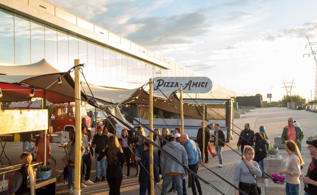 Mensen genieten van pizza en gezelligheid.