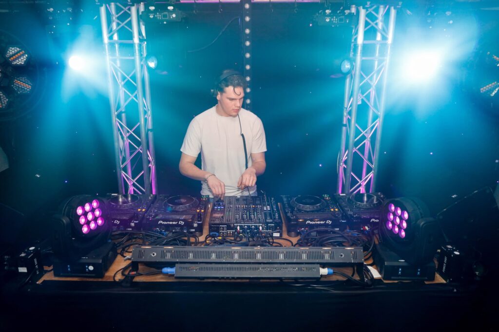 Dj draait muziek met lichteffecten