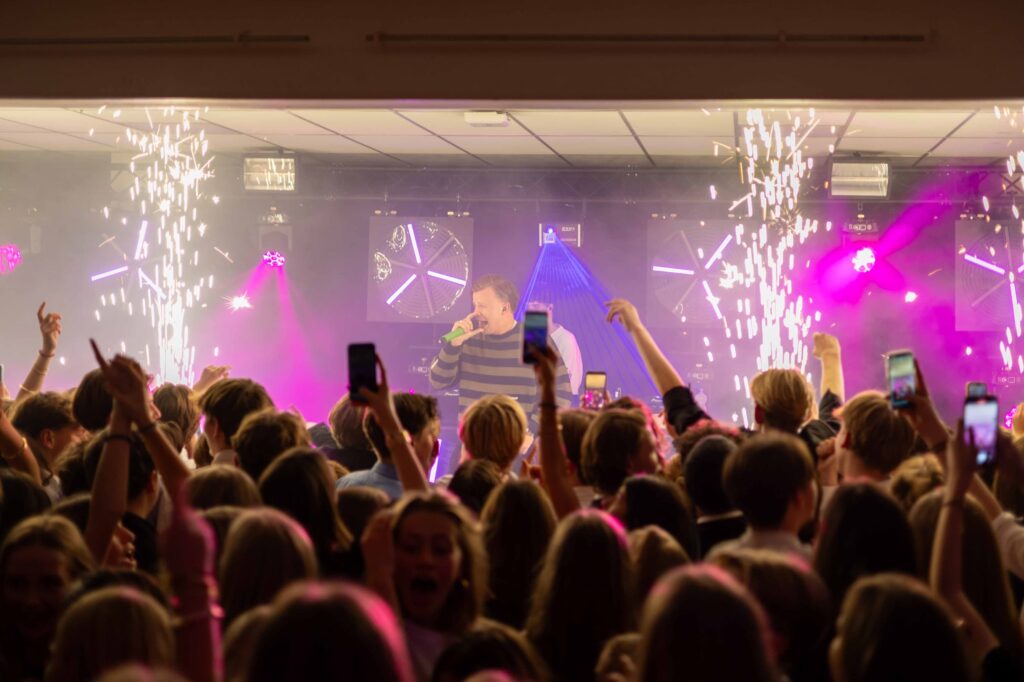 Feest met publiek en vuurwerk.