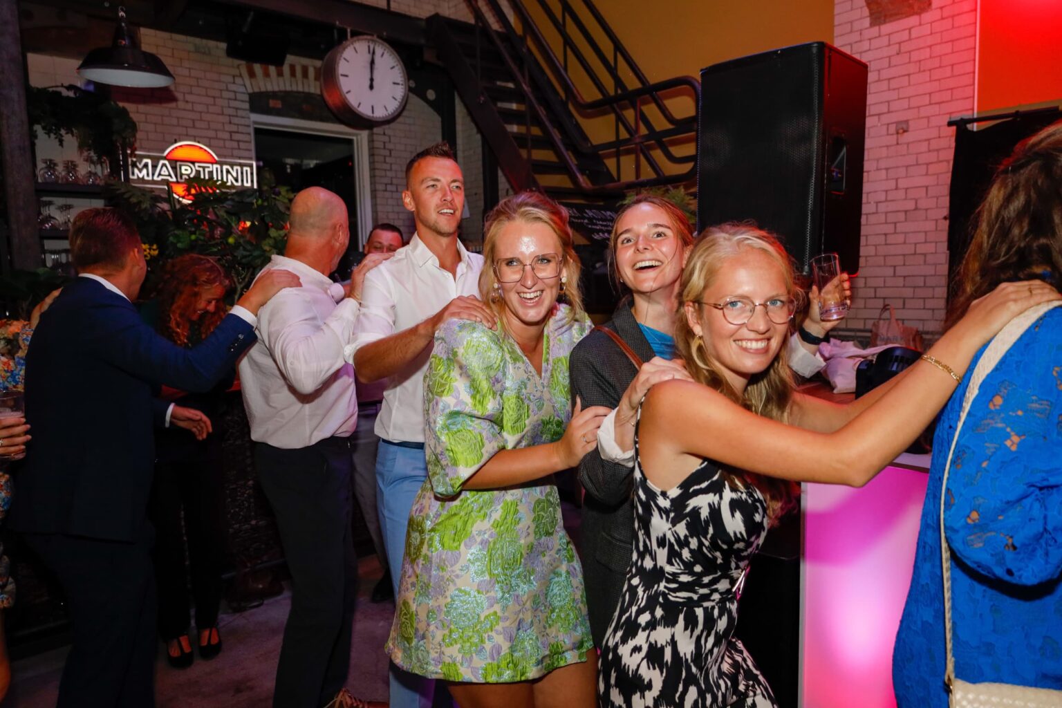 Mensen dansen in een feestelijke setting.