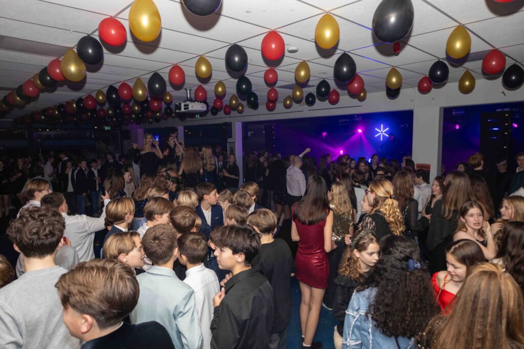 Feestelijke menigte met ballonnen