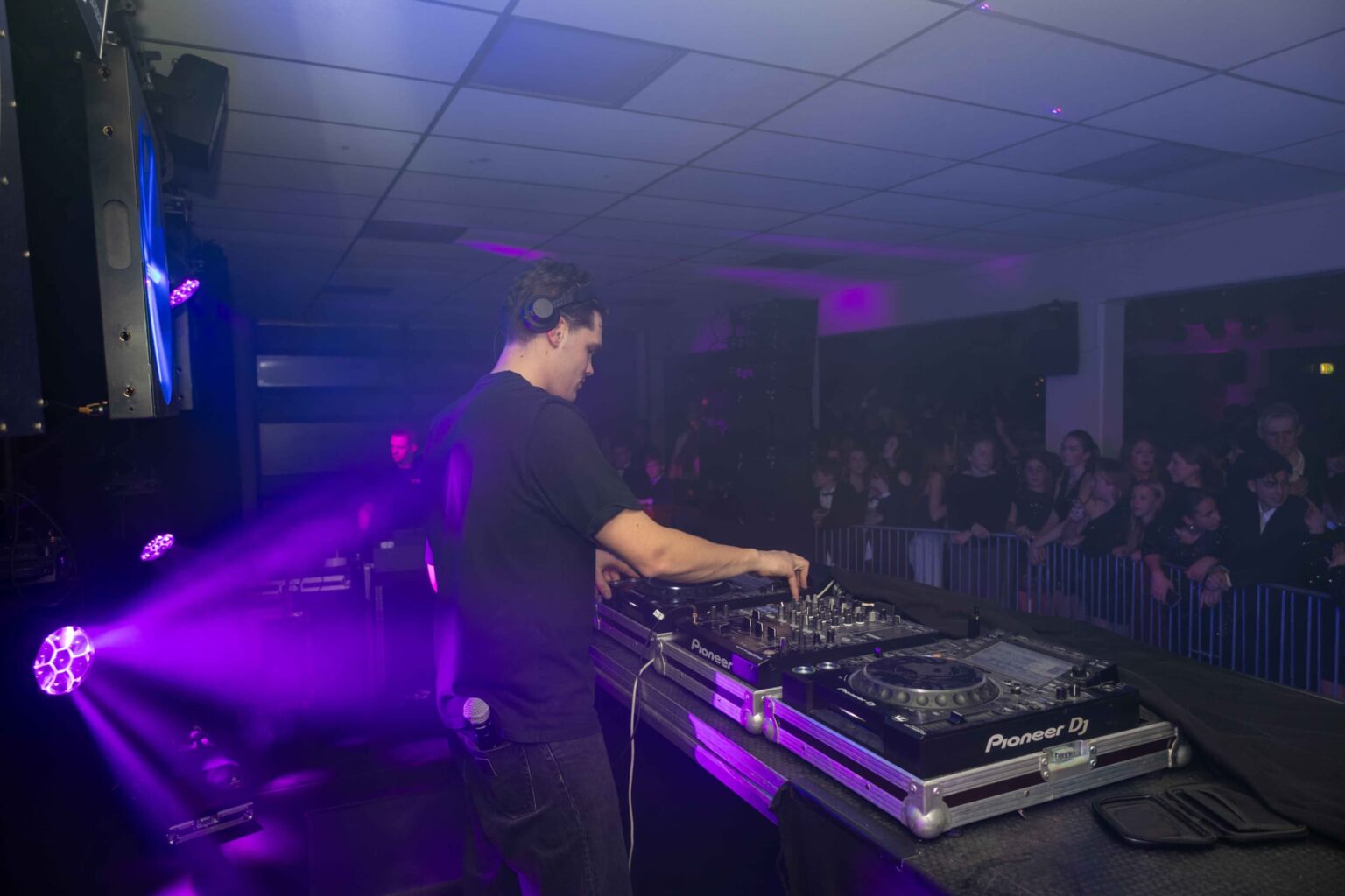 Dj draait muziek voor publiek