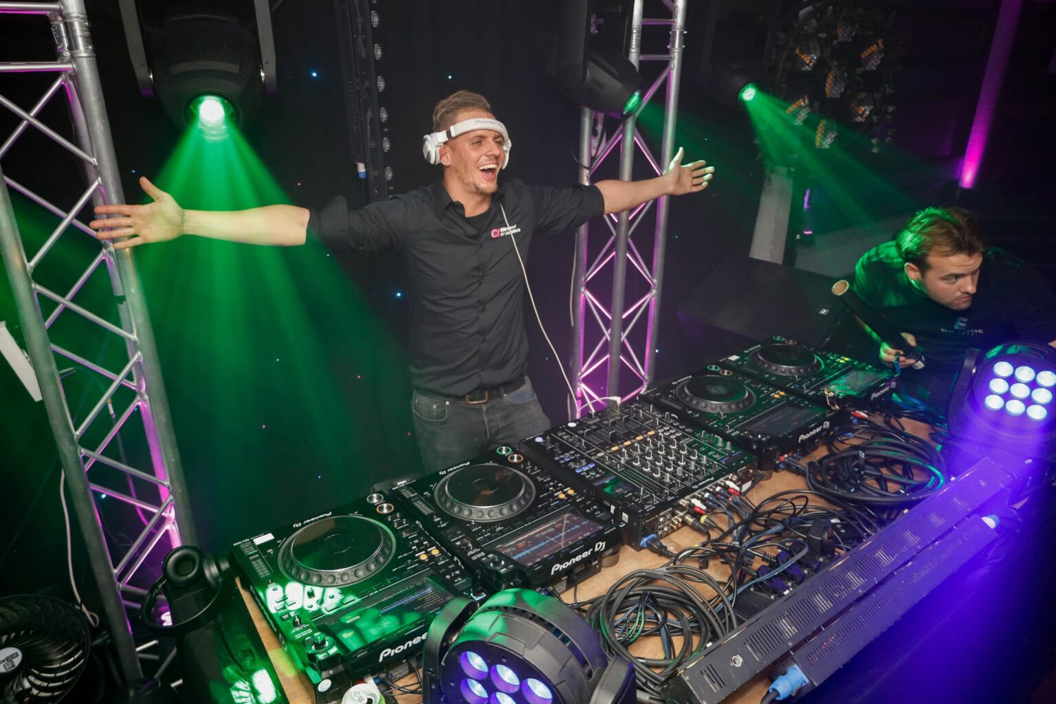 Dj met lichten en apparatuur aan het werk