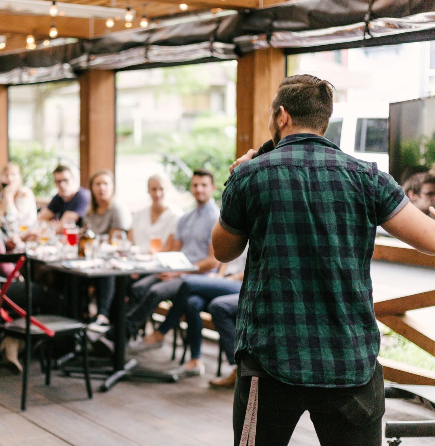 Man spreekt voor een publiek.