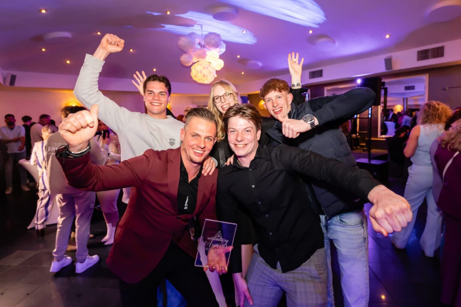 Vrienden vieren samen op feest.