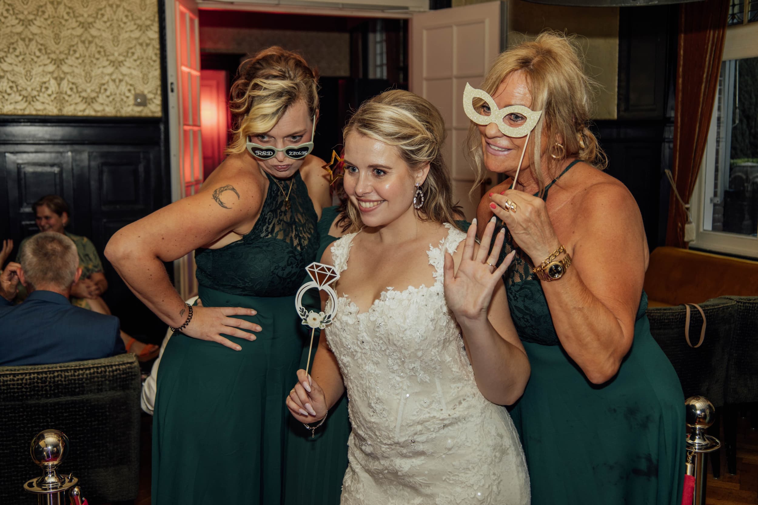 Bruid met vriendinnen op feest