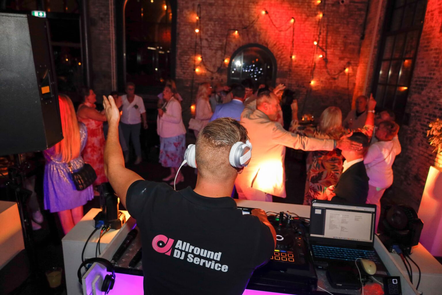 Dj draait muziek op feest