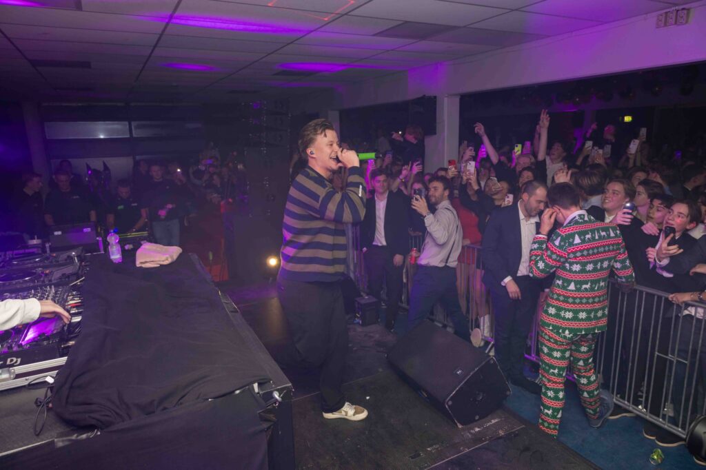 Schoolfeest 12 Dj optredens met enthousiaste menigte