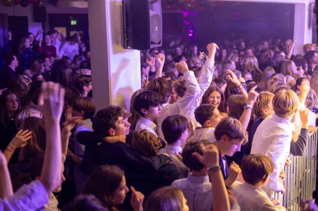 Feestende menigte op een evenement.