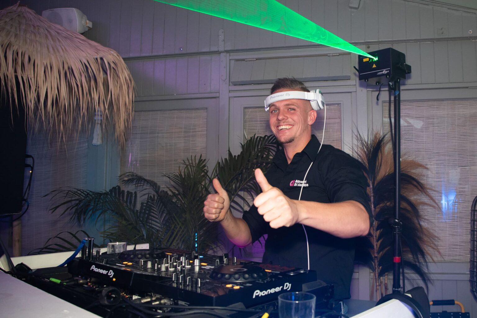 Dj met lichten en muziekapparatuur