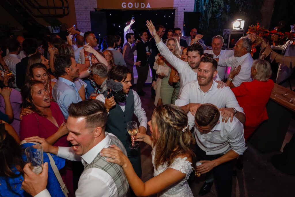 Feestelijke dansende mensen op evenement