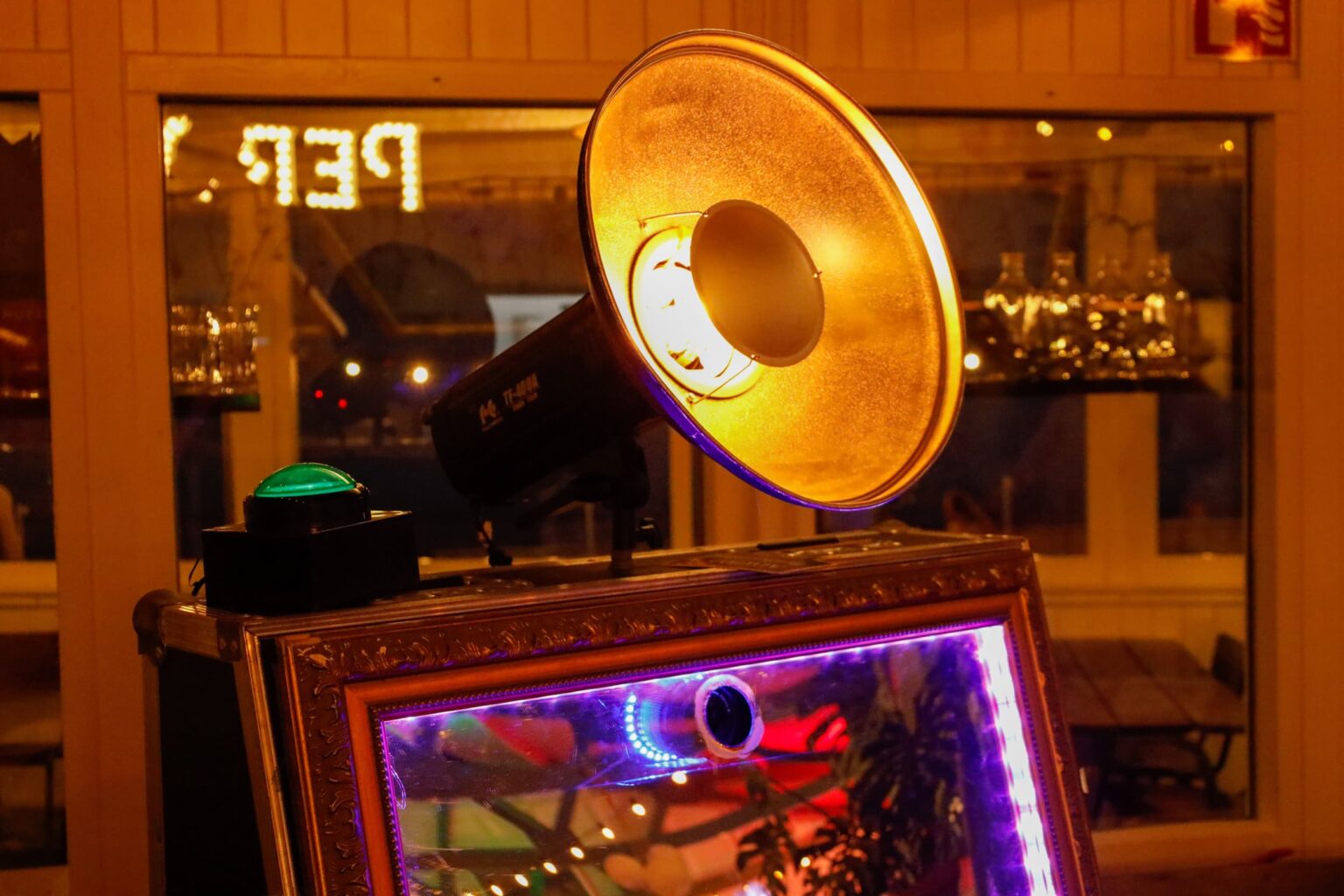 Gouden luidspreker met kleurrijke verlichting