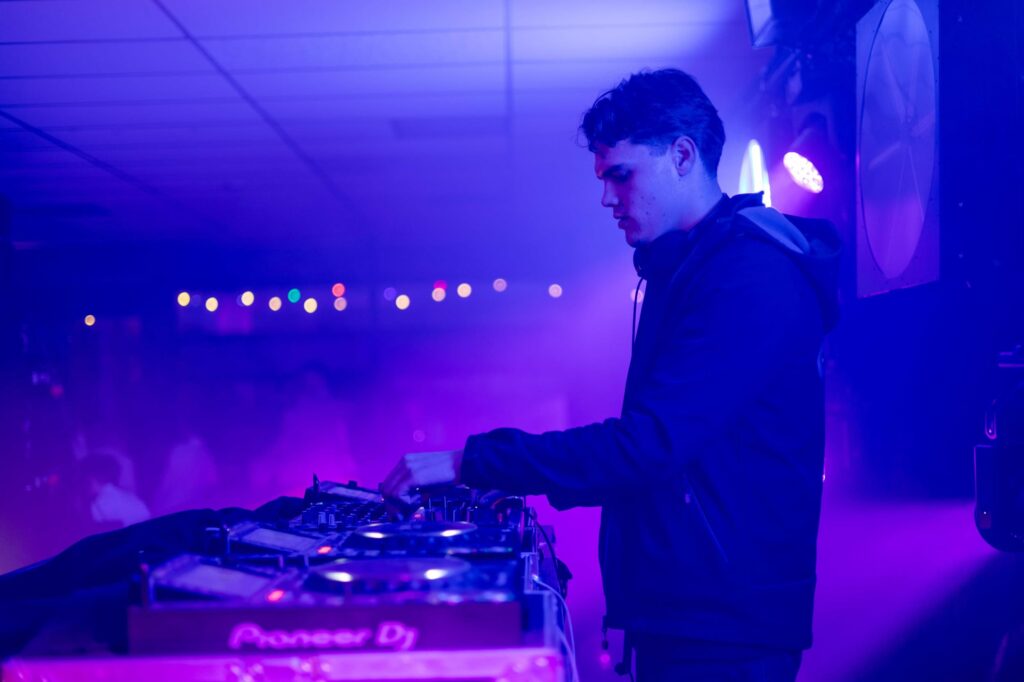 Dj draait muziek in een feestzaal