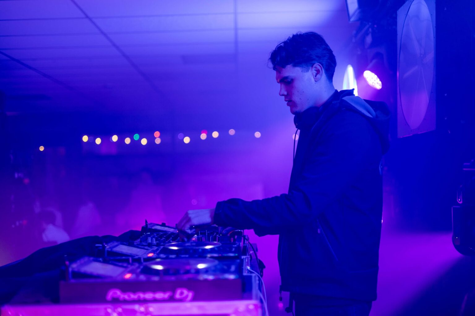 Gala / kerstfeest 9 Dj draait muziek in een feestzaal