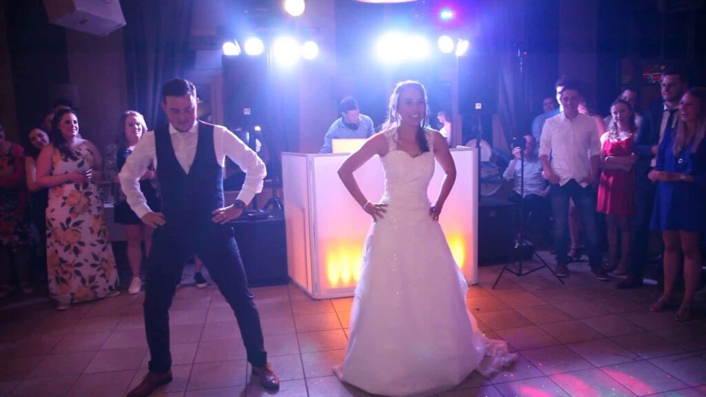 Bruiloft met dansende stelletjes.