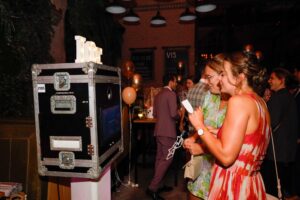 Feestelijke sfeer met fotohokje.