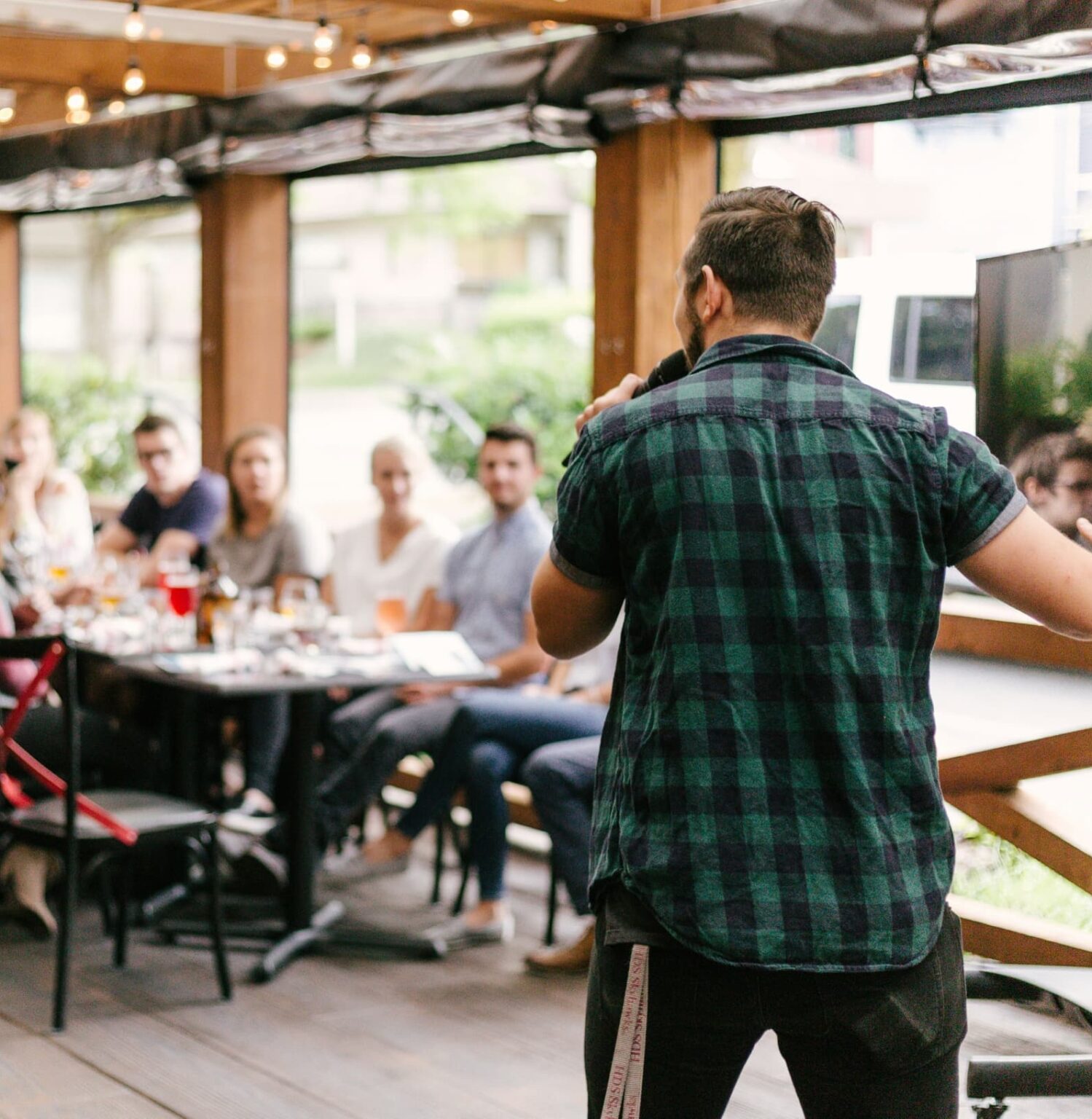 Man spreekt voor een publiek.