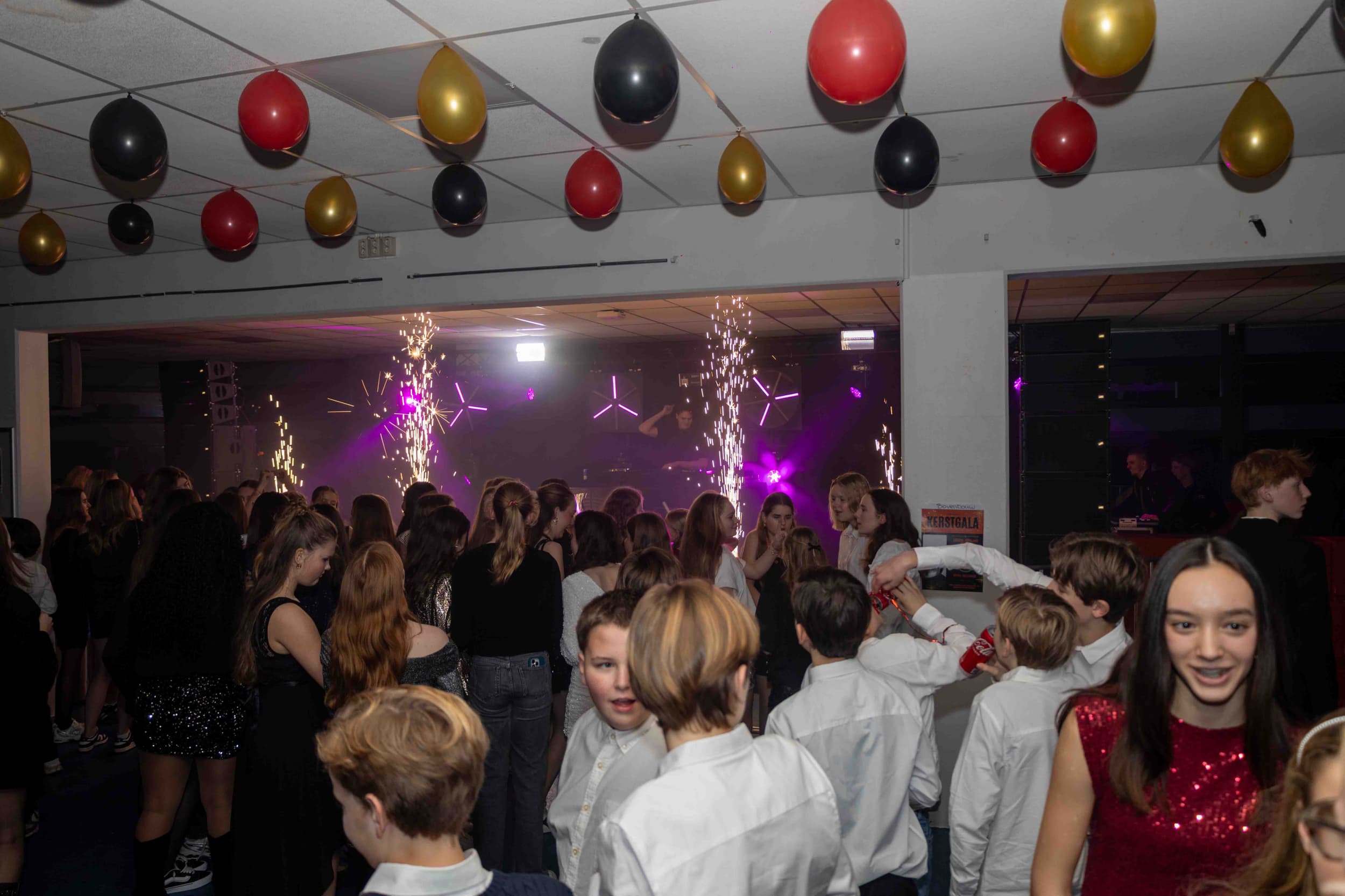 Feest met muziek en ballonnen.