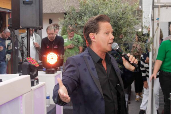 Entertainment bekende zanger boeken
