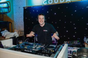 Dj maakt er een feestje van