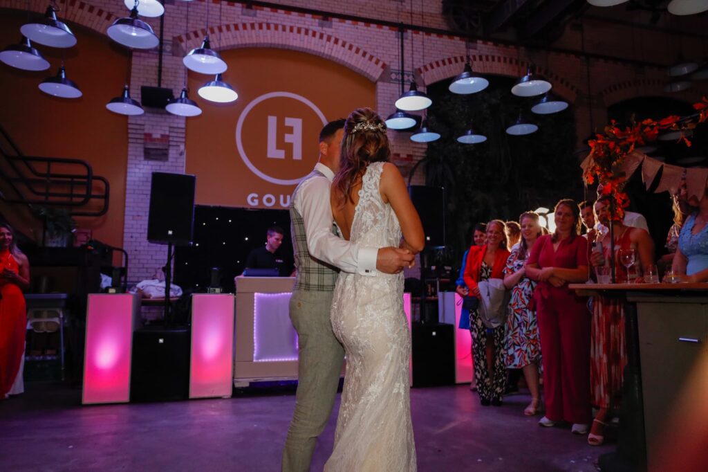 Bruidspaar danst