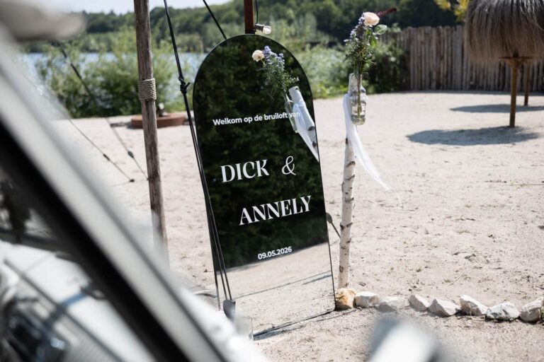 Gepersonaliseerde welkomstspiegel voor jullie bruiloft | allround dj service