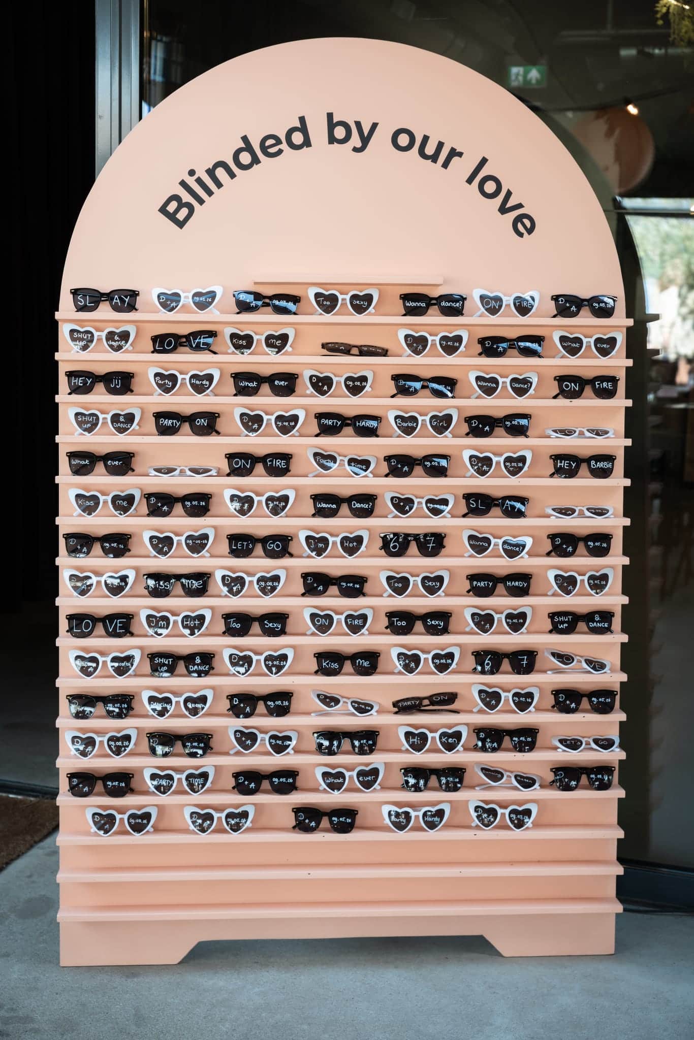Brillenmuur huren allround dj service